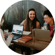 PCを見つめる小さい女の子